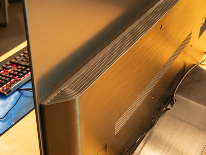 Das OLED-Panel ist nur an der oberen H&auml;lfte sehr d&uuml;nn. (Bild: Oliver Nickel/Golem.de)